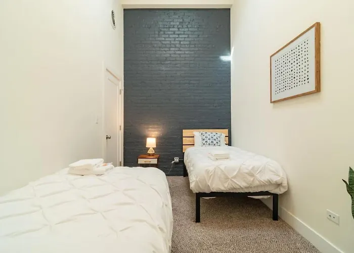 Mccormick Place 420 Friendly 3br In Downtown With Optional Parking Sleeps 8 Guests Near Soldier Field, Grant Park And Lakefront Trail