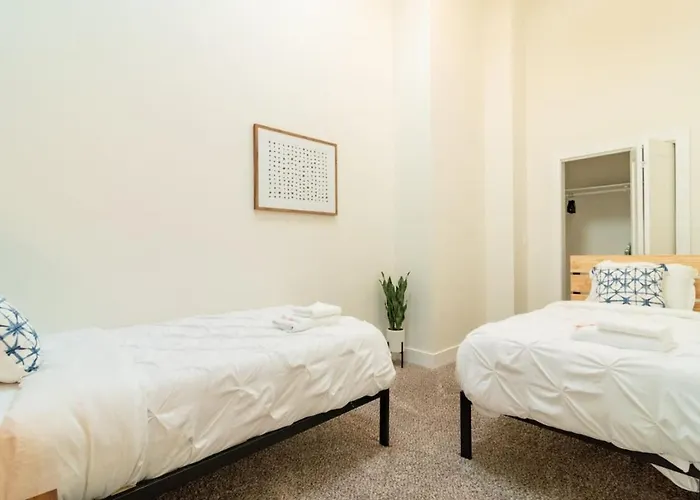 Mccormick Place 420 Friendly 3br In Downtown With Optional Parking Sleeps 8 Guests Near Soldier Field, Grant Park And Lakefront Trail *