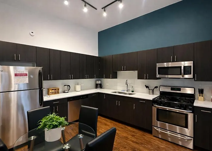 Mccormick Place 420 Friendly 3br In Downtown With Optional Parking Sleeps 8 Guests Near Soldier Field, Grant Park And Lakefront Trail