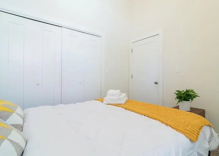 Mccormick Place 420 Friendly 3br In Downtown With Optional Parking Sleeps 8 Guests Near Soldier Field, Grant Park And Lakefront Trail *