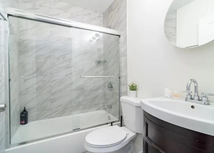 Mccormick Place 420 Friendly 3br In Downtown With Optional Parking Sleeps 8 Guests Near Soldier Field, Grant Park And Lakefront Trail *