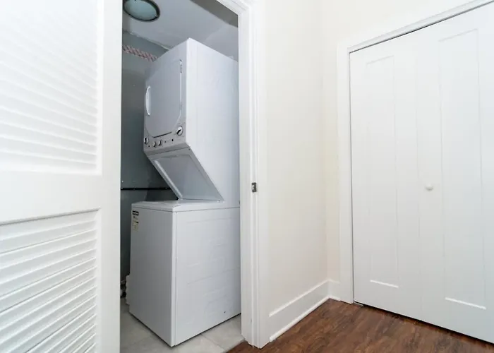 Mccormick Place 420 Friendly 3br In Downtown With Optional Parking Sleeps 8 Guests Near Soldier Field, Grant Park And Lakefront Trail Chicago